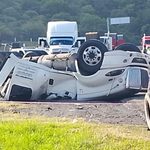Vuelca tractocamión con rollos de aluminio industrial en la Morelia-Salamanca; hay un muerto