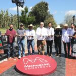Urandén, ejemplo de turismo comunitario; Bedolla inaugura nuevo andador