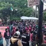 Normalistas vandalizan negocios durante marcha en Morelia