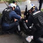 Se disuelve marcha normalista en Morelia tras agresión con cohetón que provocó quemaduras de segundo grado a una agente de la Guardia Civil