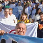 Luis Navarro acompaña a las familias de Villas del Pedregal en la Marcha por la Paz