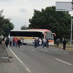 Normalistas bloquean el Libramiento Surponiente de Morelia