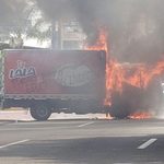 Normalistas queman camión repartidor y bloquean el Libramiento de Morelia